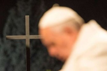 Pope_Francis_and_a_cross.jpg